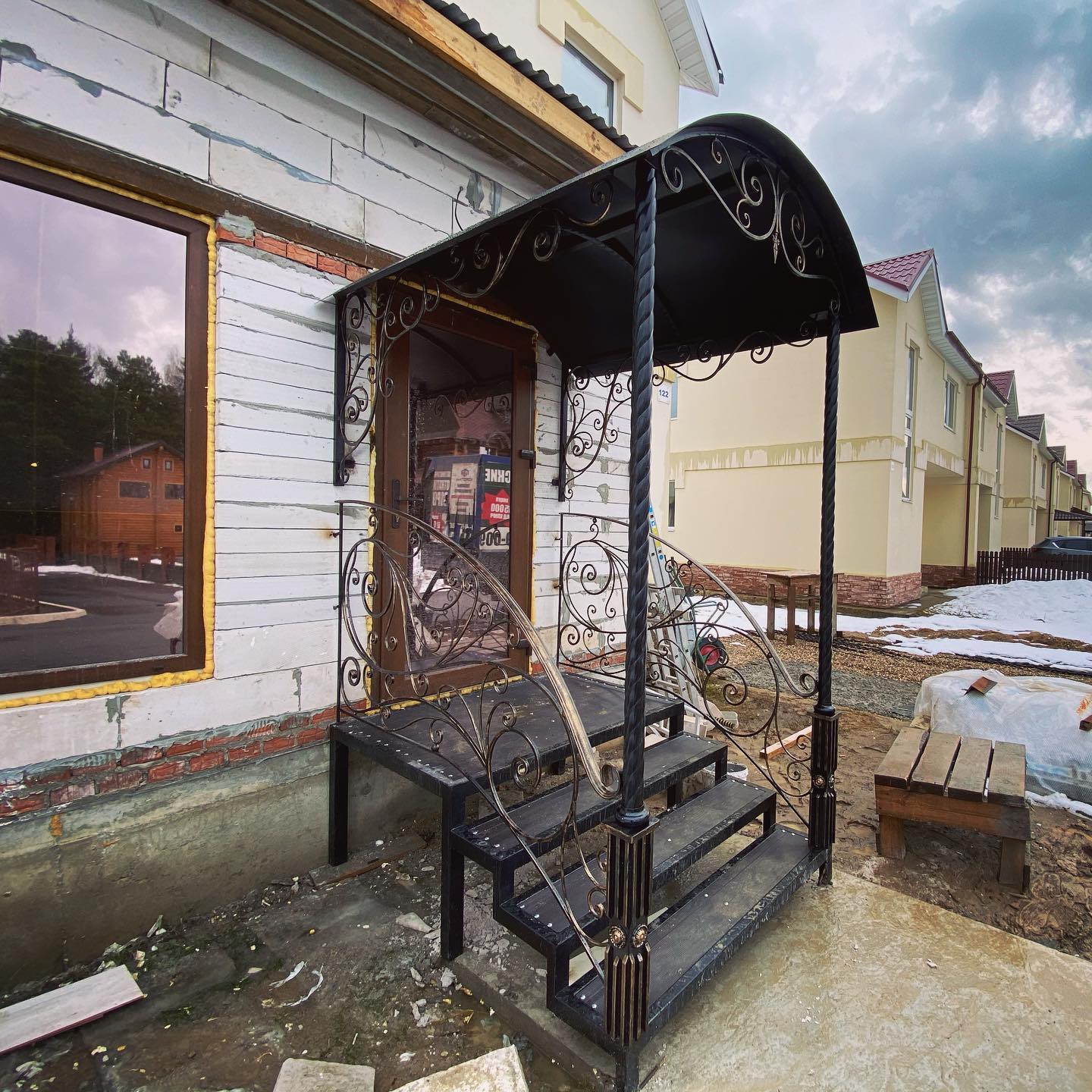 Как выбрать стекло, поликарбонат или металл для козырька над входом в Торжке